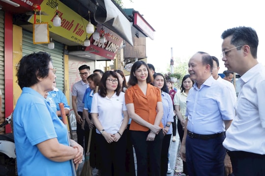 Chủ tịch HĐND thành phố Nguyễn Ngọc Tuấn tham gia tổng vệ sinh môi trường tại phường Hoàn Kiếm