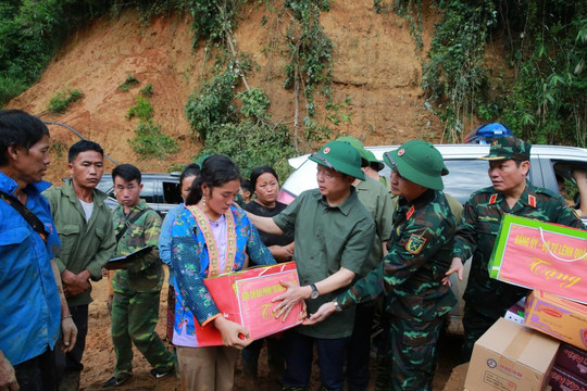Điện Biên Phó Thủ tướng Trần Hồng Hà thăm hỏi, động viên người dân bị thiệt hại do lũ quét, sạt lở đất