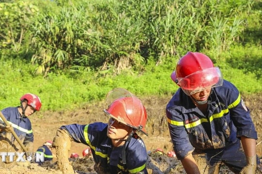 Điện Biên: Xuyên đêm nỗ lực thông đường vào vùng lũ quét, sạt lở