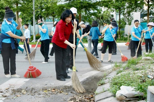 Bí thư Thành ủy Hà Nội Bùi Thị Minh Hoài tham gia tổng vệ sinh môi trường tại phường Xuân Đỉnh