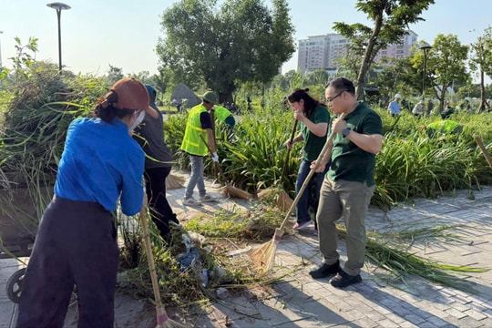 Cán bộ các phường Việt Hưng, Long Biên chung tay cùng người dân dọn vệ sinh