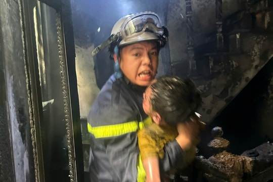 Giải cứu 3 người thoát nạn trong vụ cháy nhà dân ở phường Bồ Đề