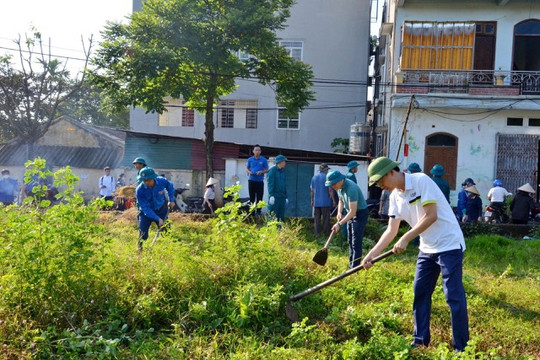 Cán bộ, chiến sĩ và nhân dân phường Tùng Thiện ra quân vệ sinh môi trường