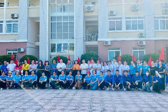 Phường Phú Diễn ra quân tổng vệ sinh môi trường, xây dựng đô thị sáng - xanh - sạch - đẹp