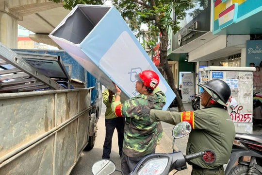 Phường Nghĩa Đô ra quân làm sạch môi trường