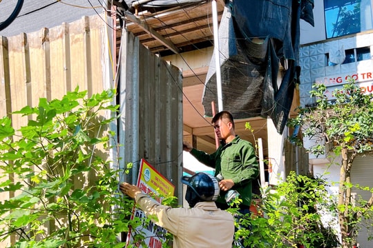Phường Thanh Liệt ra quân xử lý vi phạm lấn chiếm vỉa hè, lòng đường