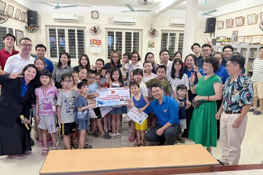 Lớp học đặc biệt của mùa hè: Học tiếng Anh miễn phí và nhận về cả tình yêu thương
