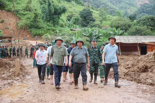 Thủ tướng đến nơi lũ quét, thăm hỏi đồng bào