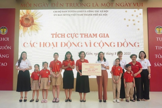 Cán bộ Mặt trận tuyên truyền tiết kiệm điện cho học sinh tiểu học