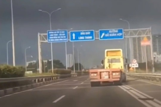 Xử phạt tài xế xe container lạng lách, đánh võng trên cao tốc