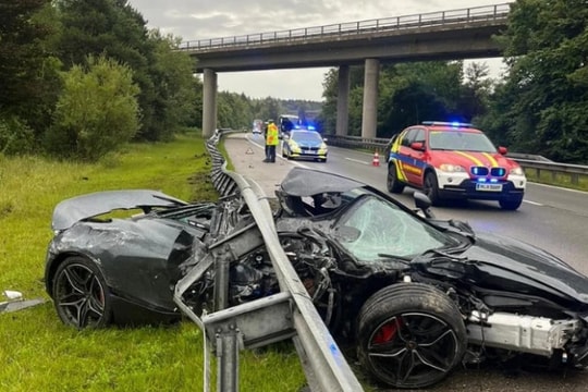 Siêu xe McLaren 720S nát bét sau tai nạn trên cao tốc