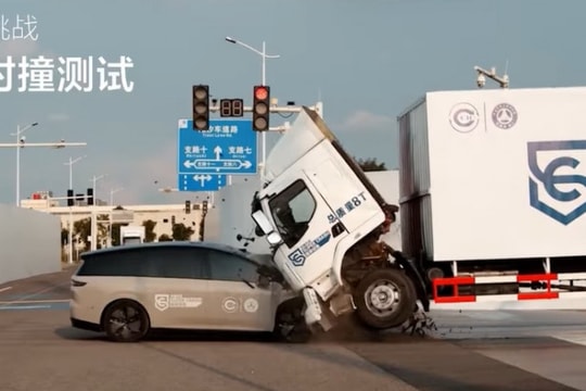 Xe điện Trung Quốc "gây bão" khi thử nghiệm hất văng đầu xe tải