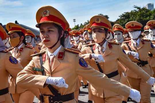 Cán bộ, chiến sĩ Công an Thủ đô "vượt nắng" luyện quân