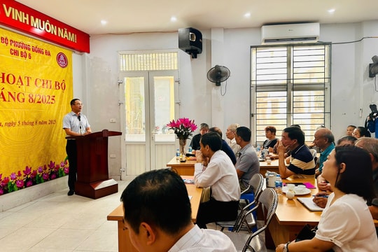 Bí thư Đảng ủy phường Đống Đa dự sinh hoạt tại Chi bộ 6