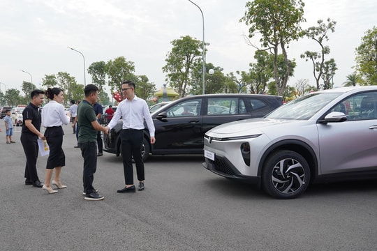 VinFast giao những chiếc Limo Green đầu tiên cho người tiêu dùng tại Hà Nội
