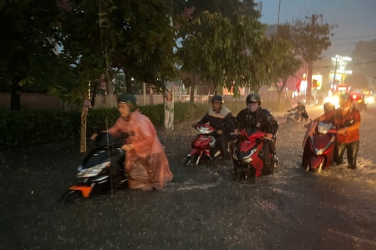 Nhiều nơi ở TP Hồ Chí Minh chìm trong  "biển nước" sau cơn mưa