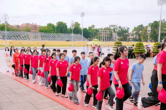 Công ty Tân Đệ: Xúc động hành trình cùng con về thăm Lăng Bác