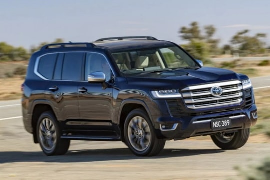 Toyota Land Cruiser 300 có doanh số vượt mốc 100.000 xe trong năm 2024