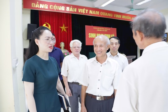 Lãnh đạo phường Hồng Hà lắng nghe kiến nghị của đảng viên