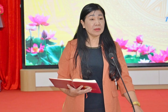 Chủ tịch Ủy ban MTTQ Việt Nam thành phố Hà Nội Nguyễn Lan Hương làm việc với phường Tùng Thiện, xã Đoài Phương