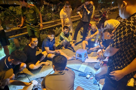 Hà Nội: Đánh bạc ngoài đường, 7 đối tượng bị khởi tố