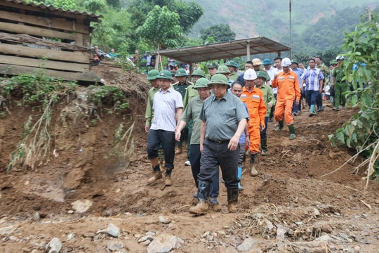 Thủ tướng: Chậm nhất tháng 9 phải bố trí đất, xây dựng lại nhà ở cho các hộ bị mất nhà do thiên tai