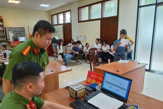 Công an xã Phú Xuyên nỗ lực hỗ trợ thủ tục cấp đổi thẻ đảng viên