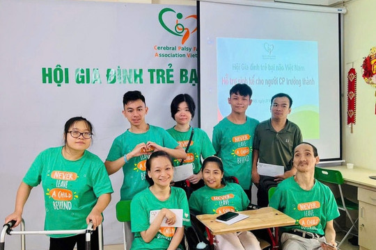 Hành trình kiên cường và đầy yêu thương của cô gái khuyết tật