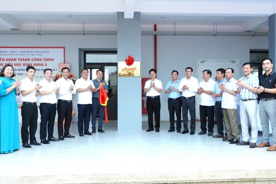 Gắn biển công trình chào mừng Đại hội Đảng bộ xã Bình Minh