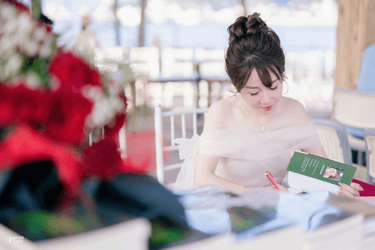 Nữ doanh nhân trẻ ra tiểu thuyết viết về thế giới buôn lậu 
