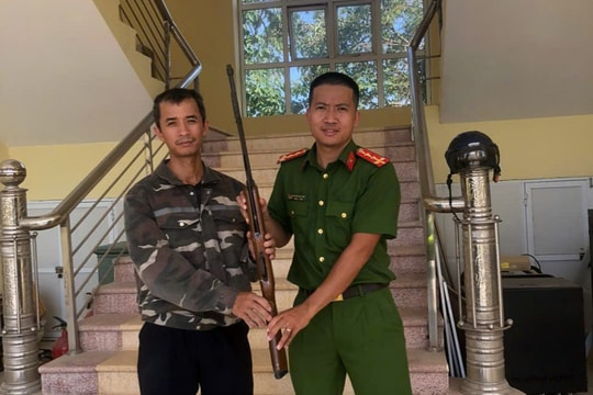 Công an xã Bát Tràng tuyên truyền, vận động người dân giao nộp vũ khí, vật liệu nổ