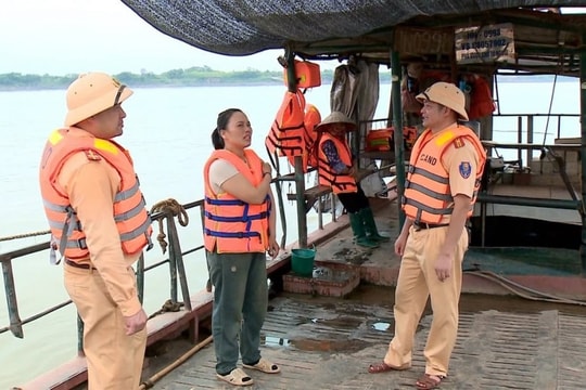 Hà Nội siết chặt kiểm soát vận tải đường thủy trên sông Hồng
