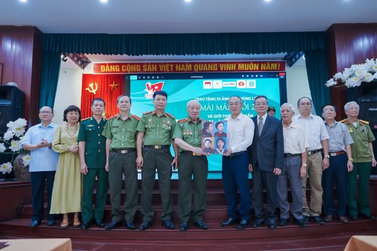 Trao tặng di ảnh Anh hùng - Liệt sĩ Công an nhân dân