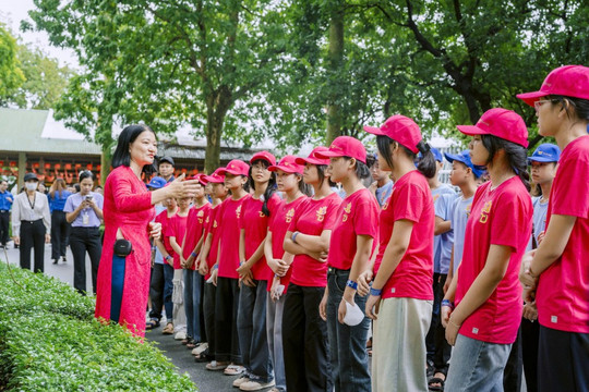 Công ty Tân Đệ tiếp tục hành trình cùng con về thăm Lăng Bác