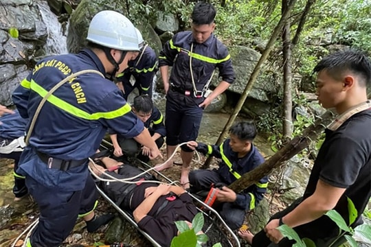 Cảnh sát PCCC và CNCH Công an TP Hà Nội Kịp thời cứu người leo núi Hàm Lợn bị ngã, không di chuyển được