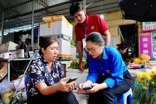 Phường Phú Thượng ra quân hỗ trợ người dân tiếp cận dịch vụ công trực tuyến
