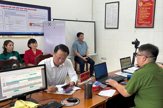 Phường Hai Bà Trưng: Làm việc 3 ca đổi thẻ Đảng cho hơn 6.000 đảng viên