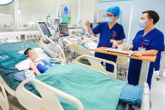 Gặp trẻ đuối nước đừng dốc ngược, hãy ép tim, thổi ngạt đúng cách