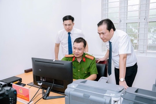 Đảng bộ phường Đông Ngạc chú trọng công tác đổi thẻ Đảng viên