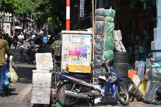 Hà Nội: Xử lý nghiêm hành vi dán quảng cáo, tờ rơi trên các trụ điện, cột điện