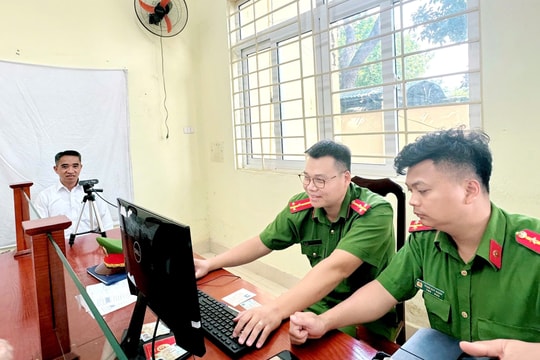 Xã Nam Phù bảo đảm tiến độ, chất lượng trong công tác đổi thẻ đảng viên và chuẩn hóa dữ liệu đảng viên toàn xã