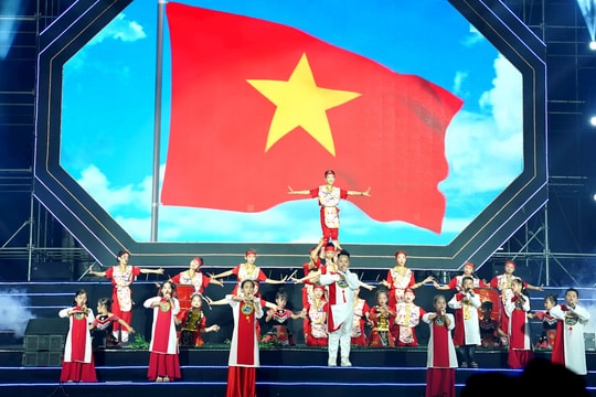 “Thiếu nhi Việt Nam lớn lên cùng đất nước"