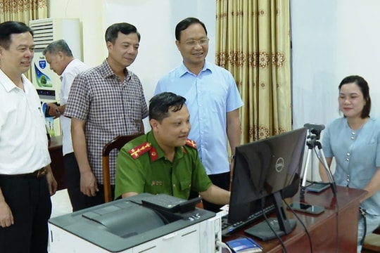 Công an xã Ứng Hòa hỗ trợ đảng viên trong công tác đổi thẻ