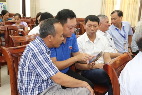 Xã Bát Tràng triển khai chiến dịch "45 ngày đêm" ra quân hỗ trợ chuyển đổi số