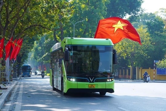 Hà Nội Thí điểm tuyến buýt điện phục vụ Nhân dân, du khách tham quan