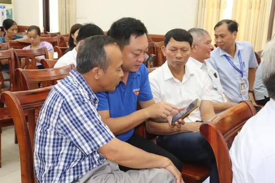 Xã Bát Tràng triển khai chiến dịch "45 ngày đêm" ra quân hỗ trợ chuyển đổi số