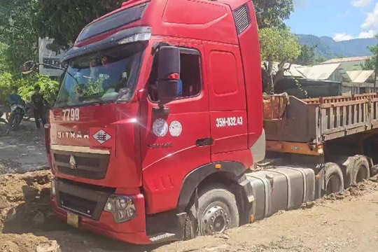 Khiếp đảm cảnh xe chở quặng băm nát Quốc lộ 14D lên vùng biên