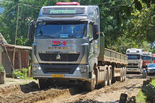 Khiếp đảm cảnh xe chở quặng băm nát Quốc lộ 14D lên vùng biên