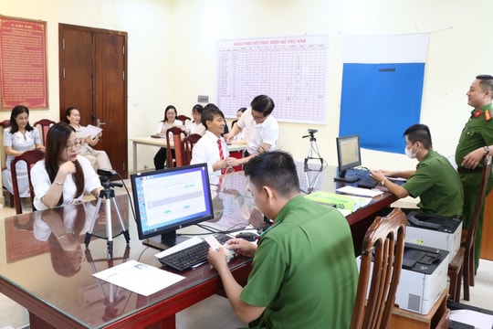Xã Phú Xuyên đẩy nhanh tiến độ cấp đổi thẻ đảng viên