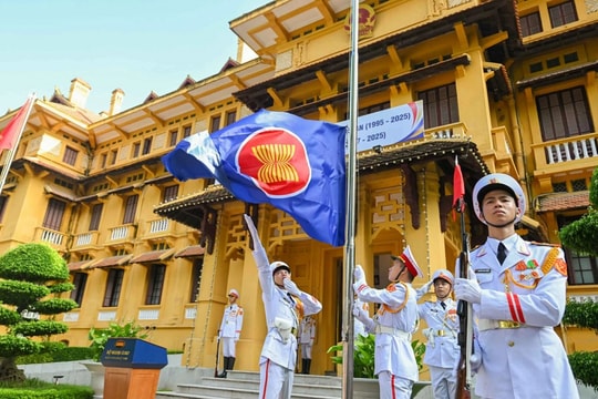 Trang trọng Lễ thượng cờ kỷ niệm 58 năm Ngày thành lập ASEAN